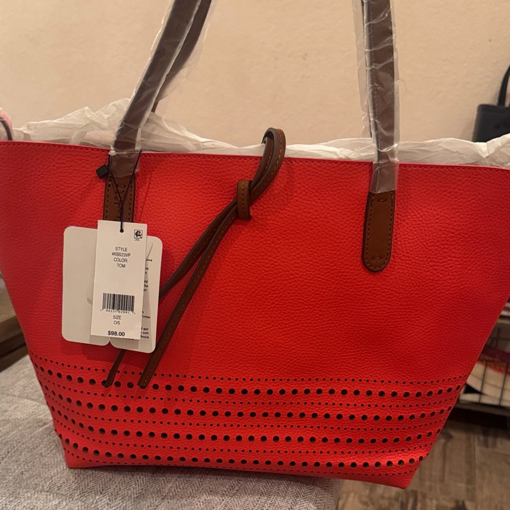 NWT, Splendid  coral large tote bag/ large pull out wristlet.